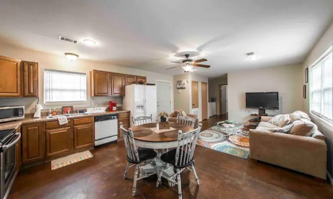 Russellville Maison | Spacious Modern 2 Bedroom Home Near ANO and ATU