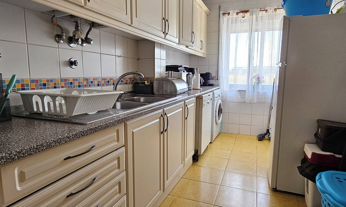 Palhais Appartement | Spacious Modern 3 Bed flat in Lisbon, Expo Summits, City Fun, Shopping & Beaches