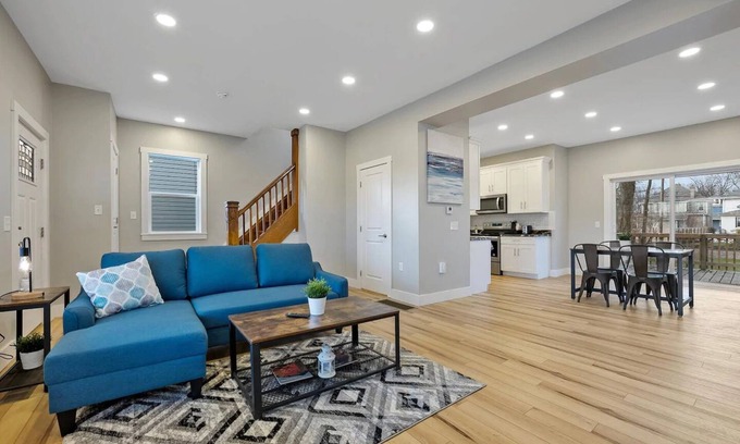 Near East Columbus Maison | Spacious Modern 3 BR 2.5Bath Central Free Parking