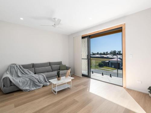 Pallara Maison | Spacious Modern 6BR Family Home in Pallara QLD