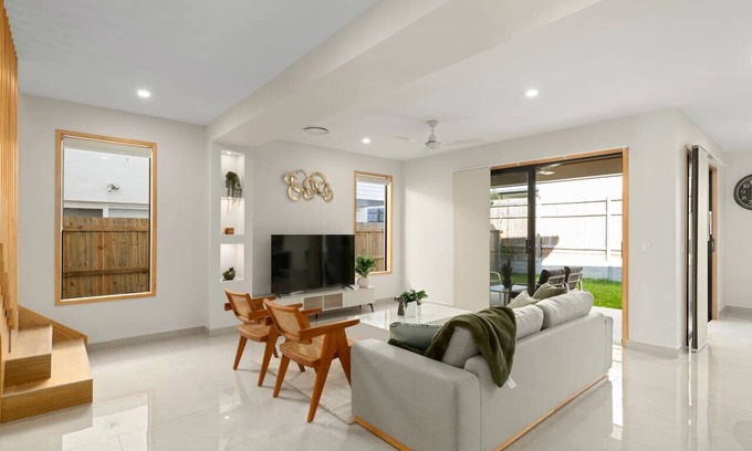Pallara Maison | Spacious Modern 6BR Family Home in Pallara QLD