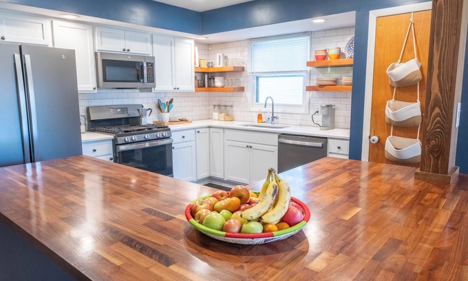 Champaign Maison | Spacious Modern Bi-Level: Ideal for Groups