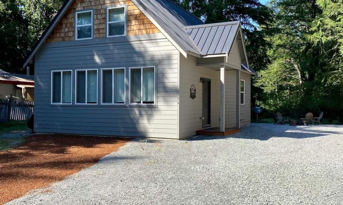 Paradise Estates Maison | Spacious Modern Cabin! 5mi to Park w/ Hot Tub & Wifi