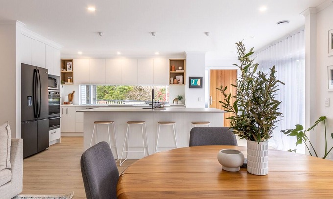 Raumati Beach Maison | Spacious Modern Coastal Haven, 5 minutes to the beach, shops and walking tracks.