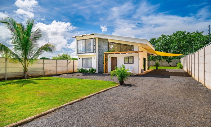 Sardinal Maison | Spacious modern home with firepit, lush yard, dog friendly & near beach