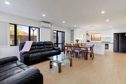 Papatoetoe Maison | Spacious Modern Home near Airport and Manukau City