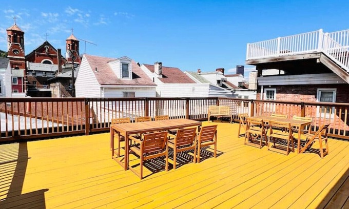 South Side Flats Maison | Spacious Modern Home Rooftop Deck