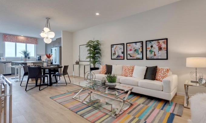 Southeast Calgary Maison | Spacious Modern Home With King Bed & Office