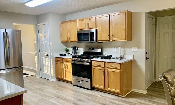 Lovejoy Maison | Spacious, Modern House with Cozy Fireplace, Home Office and Master Suite