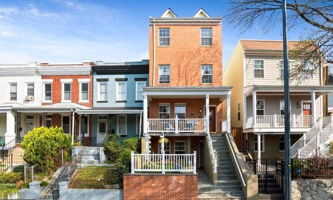 Northwest Maison | Spacious, Modern Luxury 2 bed, 2 bath w/ Spectacular Rooftop!