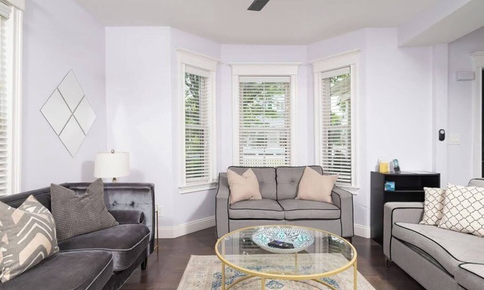 Everett Copropriété | Grande et moderne maison de luxe en duplex près de Boston et Cambridge avec parking gratuit