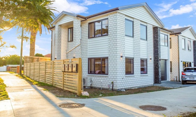 Papatoetoe Maison | Spacious Modern Home near Airport and Manukau City