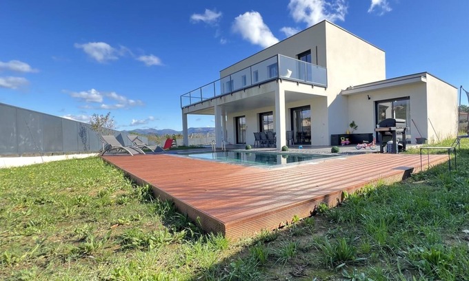 Saint-Sernin Maison | Spacious modern villa with swimming pool