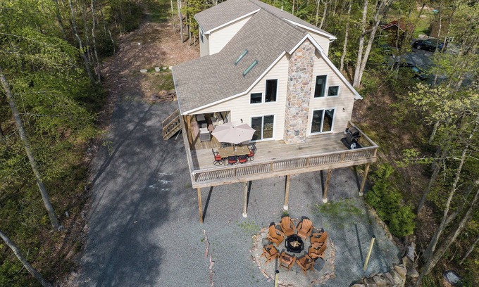 Jim Thorpe Chalet De Ski | Spacious Mountain Chalet For Groups & Family Reunions with Pool & Lake Access!