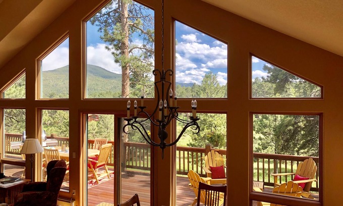 Evergreen Meadows Maison | Nouveau! Spacious Mountain Meadow Home - Belles vues