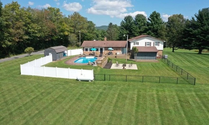 Sugar Grove Maison | Spacious Mountain Retreat – Sleeps 12 – Pool, Hot Tub, Peaceful & Beautiful!