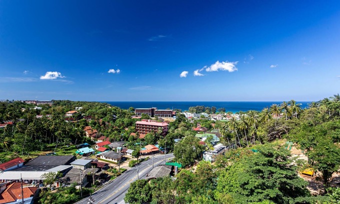 Karon Appartement | Spacious mountain view studio at Sea & Sky 206