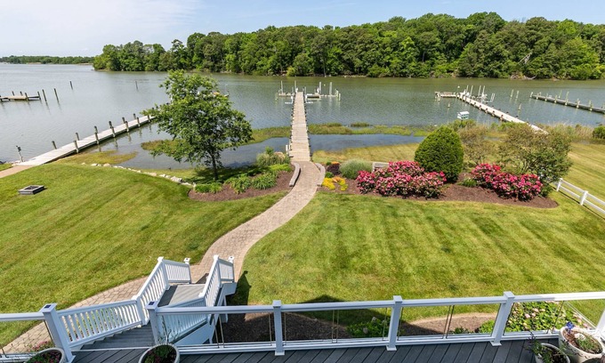 Chester Maison | Waterfront home with private pier and dog-friendly at A Shore Thing