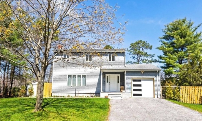 Riverhead Maison | Spacious multiples bedroom house in enchanting Calverton with WiFi, AC