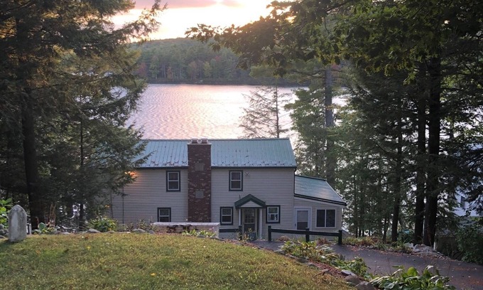 Alton Bay Maison | Spacious New Hampshire mountain waterfront get away house. Boats & private docks