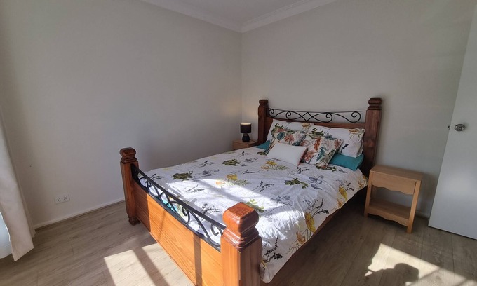 Sunshine North Maison | Spacious & Newly Home 15min to Airport& CBD. Free Parking/WI-FI. Sunshine North