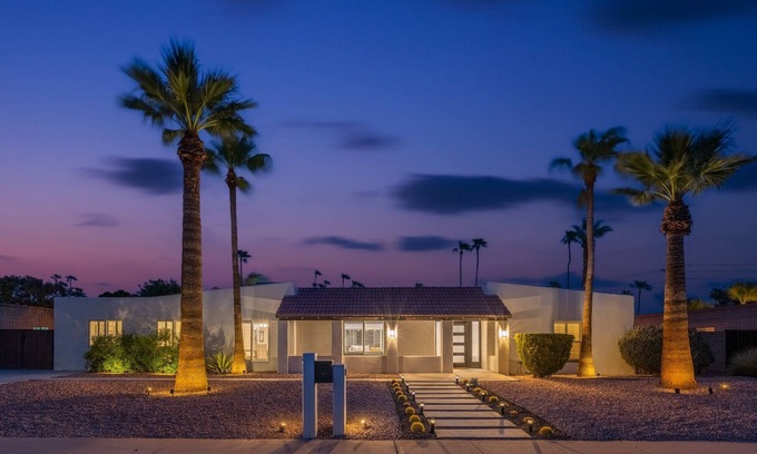 Raskin Estates Maison | Grand Retreat w / Heated Pool & Cozy Fire Pit