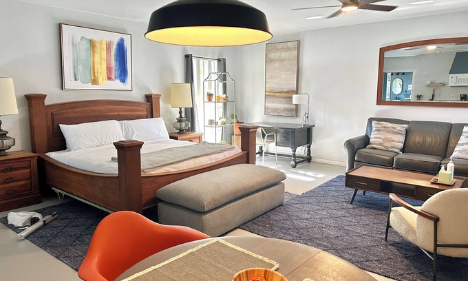 Central Oklahoma City Appartement | Spacious OKC Studio | $1700/month #MR | Kitchenette + King Bed