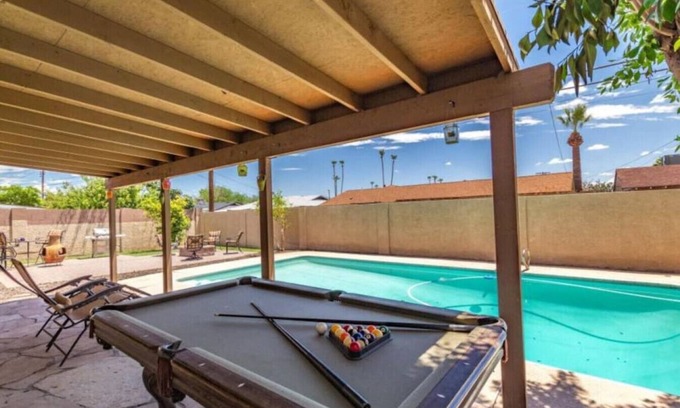 Scottsdale Estates Nine Maison | Espace et confort avec piscine privée et arrière-cour, y compris foyer et table de billard!