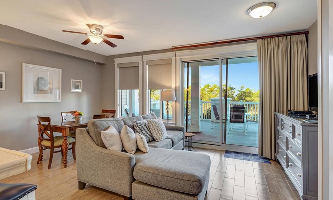 Villa Lago Copropriété | Spacious One Bedroom, Two Bath Unit in a Prime Location, Featuring a King Bed at Sandestin Golf and Beach Resort!