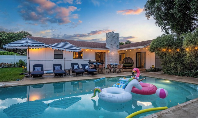 Lake Clarke Shores Maison | Spacious Palm Beach Paradise with Heated Pool and Backyard Games