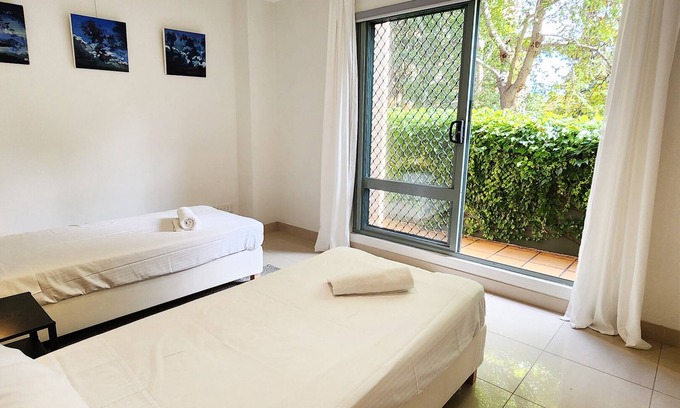 Redfern Appartement | Spacious Park-Side Retreat Moments From The City