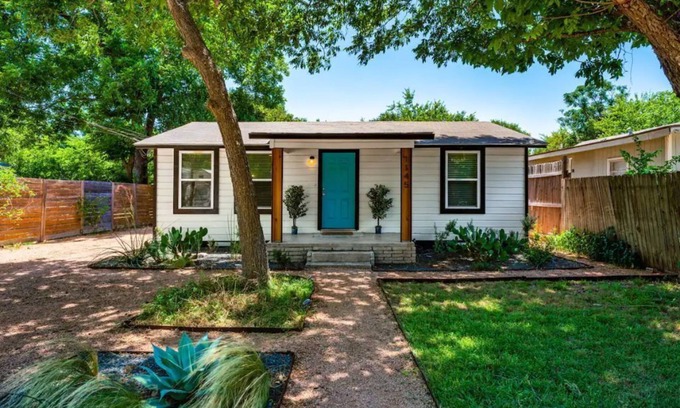 Dunbar Maison | Spacious Patio + Close to The Square + Pet Friendly + Full Kitchen