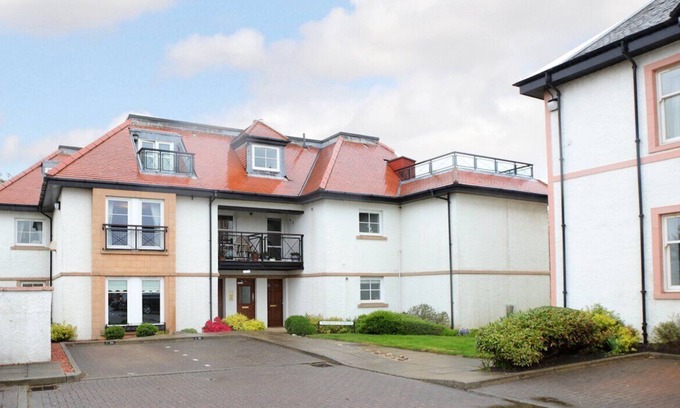 Gullane Maison | Spacious penthouse flat in Gullane, featuring 3 en-suite bedrooms. Sleeps 6.