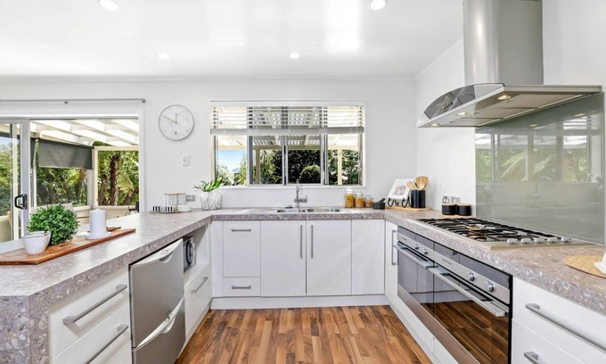 Taupo Maison | Spacious pet friendly 3-4 bdrm home with spa, large garden and lake view