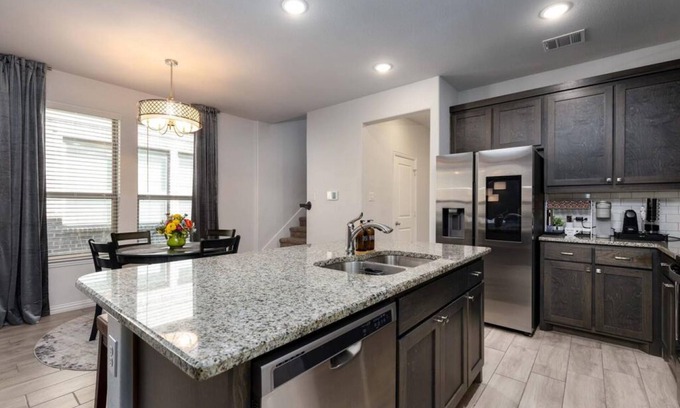 Fort Worth Maison | Spacious Pet Friendly - 7 Miles to Eagle Mountain Lake