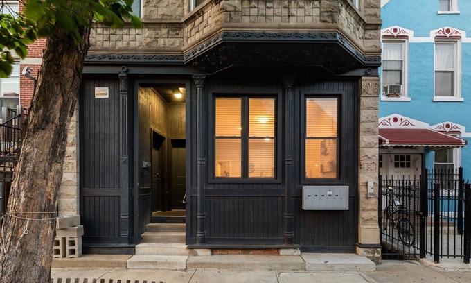 Heart of Chicago Appartement | Spacious Pilsen 4 Bed 4 Bath Family Retreat