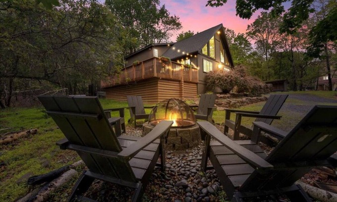 Albrightsville Cabine | Spacious Poconos Cabin - Hot Tub, Games, Fire Pit & Family Fun Sleeps 10