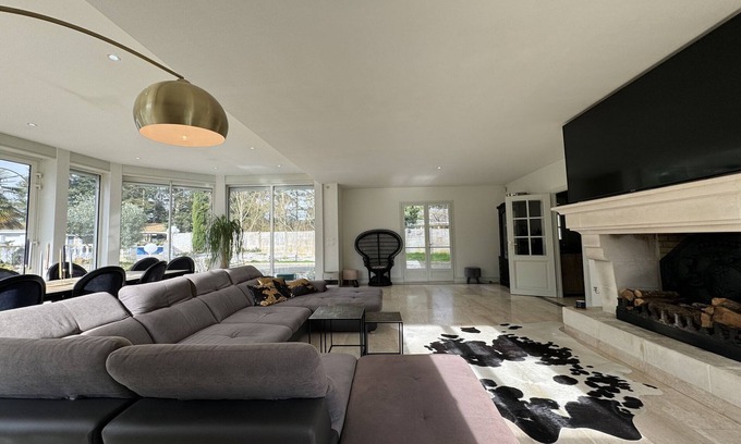 Spay Maison | Spacious Poolside Retreat Near Le Mans