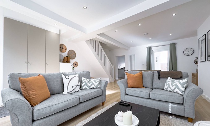 Budleigh Salterton Maison | Spacious & Private 3 BR Home Steps From the Beach