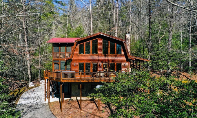 Aska Cabine | Private cabin with hot tub, fireplace ~15 mins from Blue Ridge
