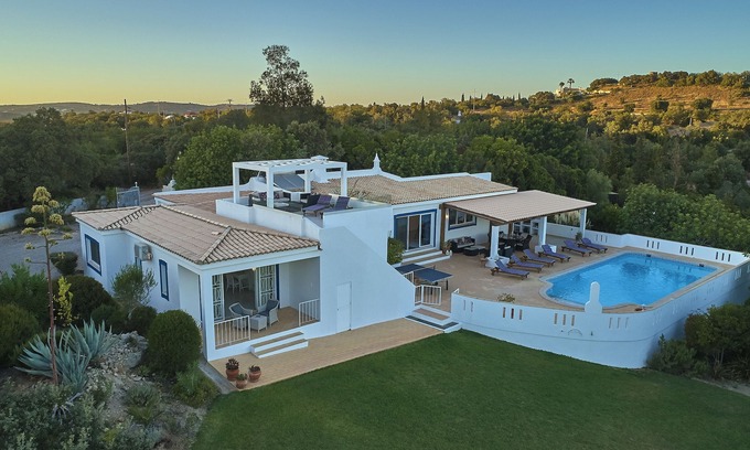 Charneca Villa | Spacieuse villa familiale, piscine privée avec une superbe vue panoramique sur la côte