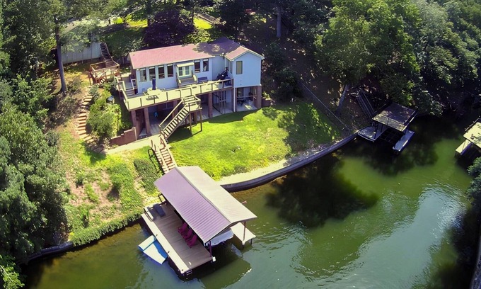 Muscle Shoals Maison | Spacious Quaint Two Kings Boathouse 8 miles to RTJ