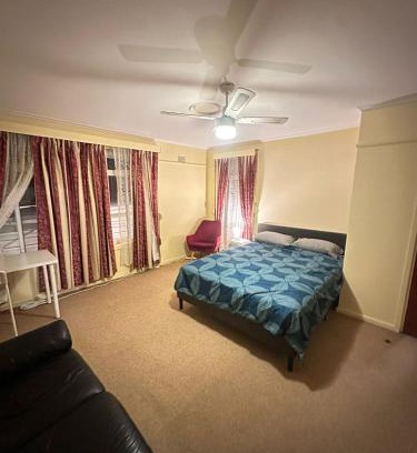 Kellyville Maison | Spacious Queen Room in Comfortable Home - KV7