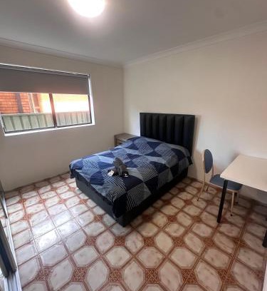 Lurnea Maison | Spacious Queen Room in Comfortable Two Story House - L2