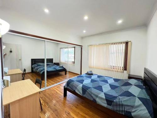 Lurnea Maison | Spacious Queen Room in Two Story House - L6