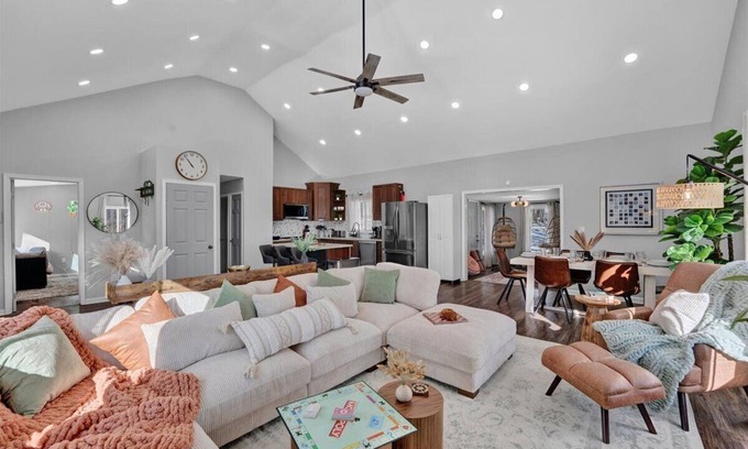 Tobyhanna Maison | Palomino Ranch YogaSunrm,HotTub,FirePit,BBQ,KingBeds,DogFriendly,4KTVs,GamesRm