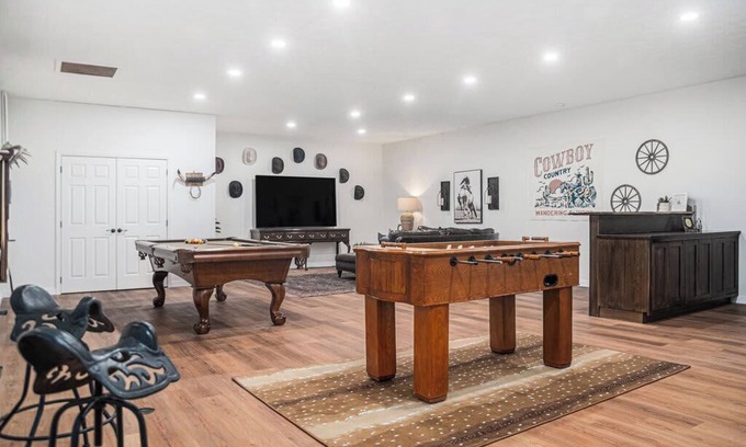Omaha Maison | Spacious Ranch with Hot Tub & Game Room - Sleeps 24!