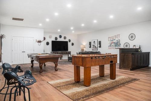 Omaha Maison | Spacious Ranch with Hot Tub & Game Room - Sleeps 24