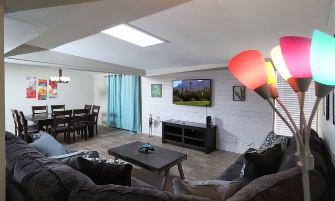 Tucson Maison | Spacious Remodel-Great Freeway access-Sleeps 12
