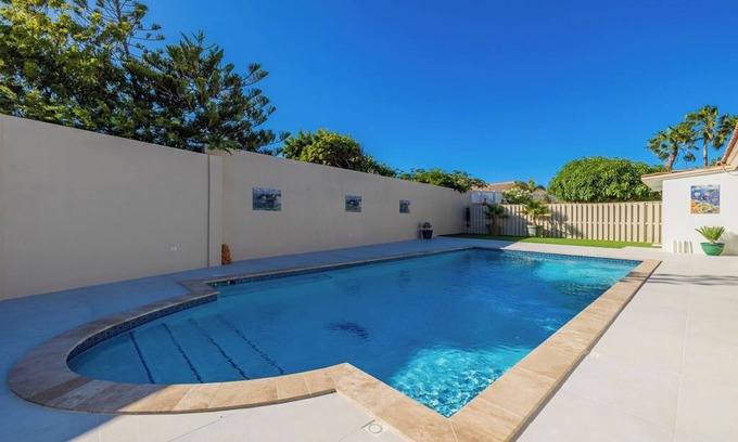 Esmeralda Villa | Spacious Renovated House Prvt Pool 5 min to Bch